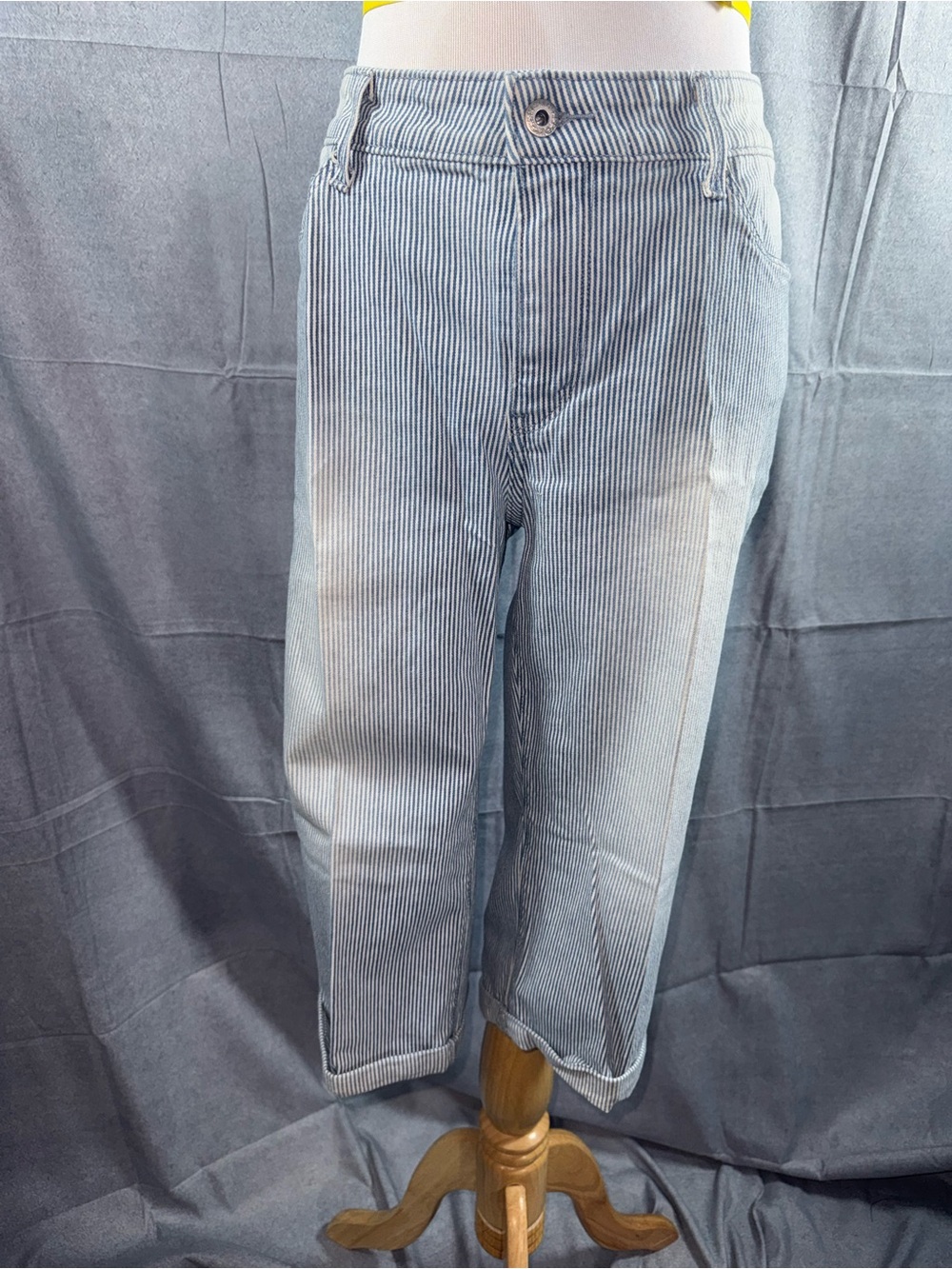 2610-Levi's Women's Light Blue Pinstripe Cropped Jeans